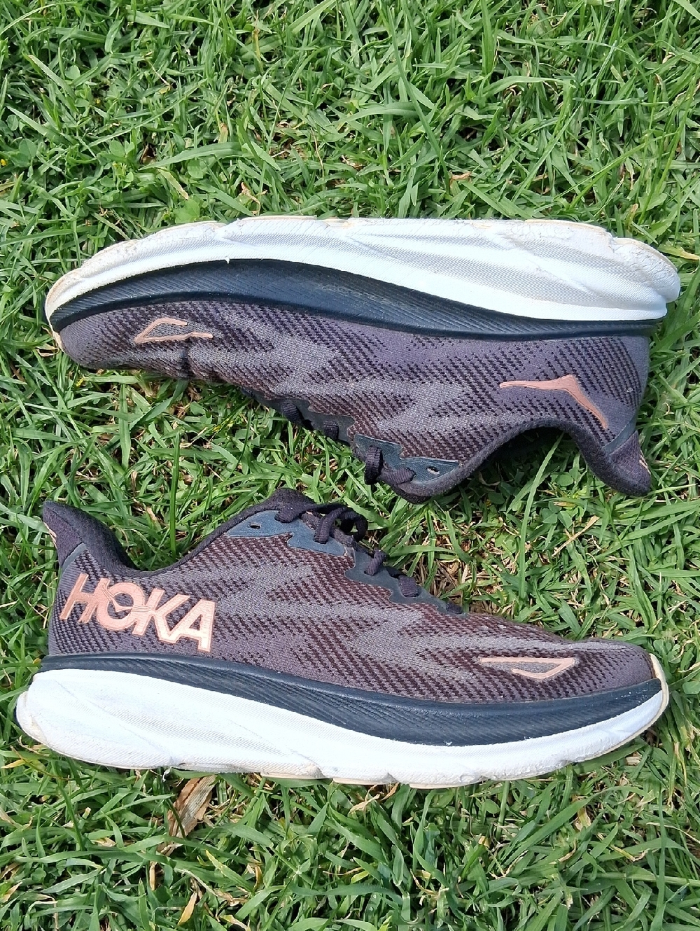 Hoka Clifton 9 Men's Black and Tan Athletic Shoes